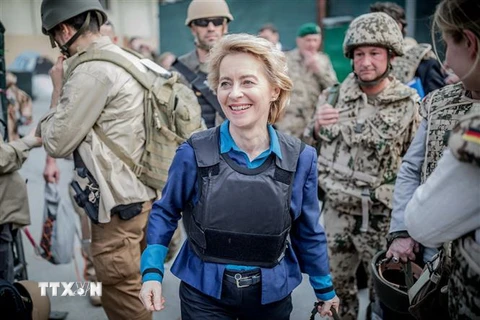 Bộ trưởng Quốc phòng Đức Ursula von der Leyen (giữa). (Nguồn: AFP/TTXVN) 