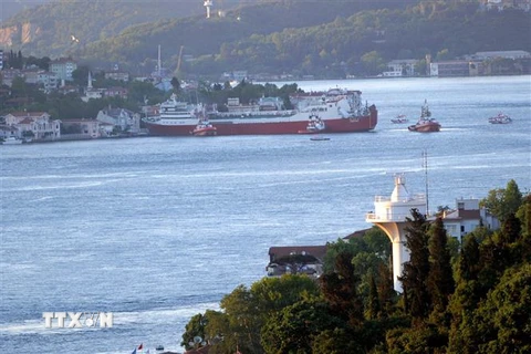 Tàu thuyền di chuyển trên Eo biển Bosporus, Istanbul, Thổ Nhĩ Kỳ. (Nguồn: AFP/TTXVN)