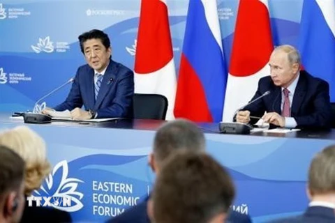 Tổng thống Nga Vladimir Putin (phải) và Thủ tướng Nhật Bản Shinzo Abe trong cuộc họp báo chung sau cuộc gặp bên lề Diễn đàn Kinh tế phương Đông ở thành phố Vladivostok (Nga) ngày 10/9. (Nguồn: Kyodo/TTXVN)