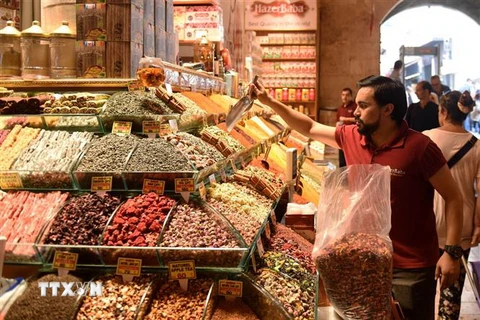 Gian hàng bán đồ gia vị tại một khu chợ ở Istanbul, Thổ Nhĩ Kỳ. (Nguồn: THX/TTXVN)