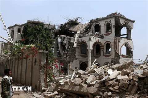 Cảnh đổ nát sau một vụ không kích của liên quân do Saudi Arabia dẫn đầu tại Sanaa, Yemen. (Nguồn: THX/TTXVN)