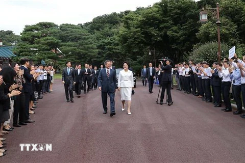 Tổng thống Hàn Quốc Moon Jae-in (giữa, trái) và phu nhân Kim Jung-sook (giữa, phải) rời Phủ Tổng thống tới thủ đô Bình Nhưỡng dự Hội nghị thượng đỉnh liên Triều lần 3, ngày 18/9. (Nguồn: Yonhap/TTXVN)