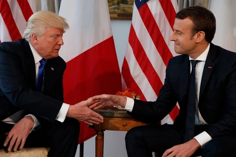 Tổng thống Pháp Emmanuel Macron và Tổng thống Mỹ Donald Trump. (Nguồn: AP)
