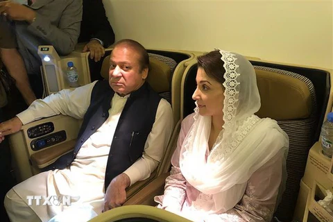 Cựu Thủ tướng Pakistan Nawaz Sharif (trái) và con gái Maryam Nawaz trên máy bay sau khi tới Lahore ngày 14/7. (Nguồn: AFP/TTXVN)