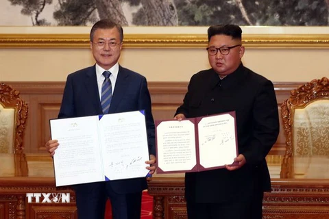 Nhà lãnh đạo Triều Tiên Kim Jong-un (phải) và Tổng thống Hàn Quốc Moon Jae-in sau lễ ký tuyên bố chung kết thúc Hội nghị thượng đỉnh liên Triều ở Bình Nhưỡng ngày 19/9/2018. (Nguồn: THX/TTXVN)
