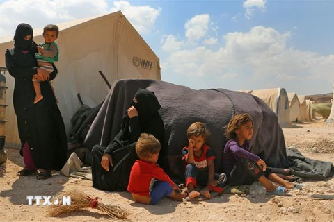 Người dân Syria tại khu trại tạm ở Kafr Lusin, tỉnh Idlib, sau khi phải rời bỏ nhà cửa tránh xung đột ngày 6/9. (Nguồn: AFP/TTXVN)