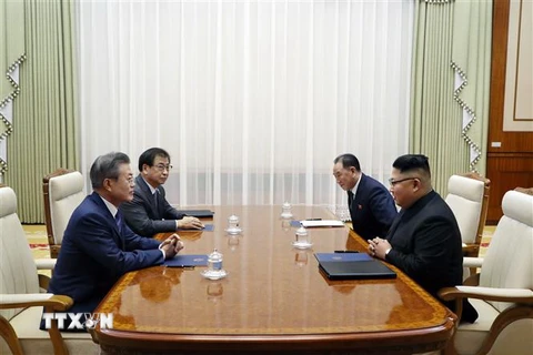 Nhà lãnh đạo Triều Tiên Kim Jong-un (thứ nhất, phải) và Tổng thống Hàn Quốc Moon Jae-in (thứ nhất, trái) tại cuộc gặp thượng đỉnh ở thủ đô Bình Nhưỡng ngày 19/9. (Nguồn: Yonhap/TTXVN)