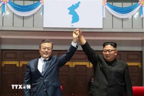 Tổng thống Hàn Quốc Moon Jae-in (trái) và Nhà lãnh đạo Triều Tiên Kim Jong-un tại một đại hội thể thao ở Sân vận động May Day ở Bình Nhưỡng ngày 19/9/2018. (Nguồn: AFP/TTXVN)