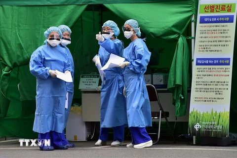Nhân viên y tế làm việc tại khu vực cách ly dành cho bệnh nhân nhiễm MERS tại thủ đô Seoul, Hàn Quốc. (Nguồn: AFP/TTXVN)