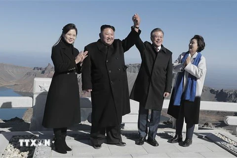 Tổng thống Hàn Quốc Moon Jae-in và phu nhân (phải), nhà lãnh đạo Triều Tiên Kim Jong-un và phu nhân (trái) trong chuyến thăm núi thiêng Paekdu ngày 20/9. (Nguồn: Yonhap/TTXVN)