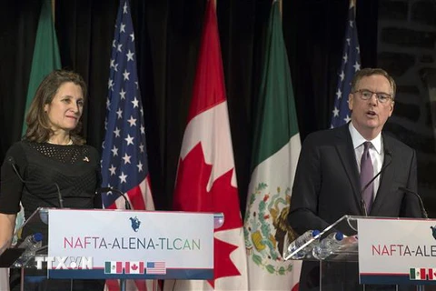 Ngoại trưởng Canada Chrystia Freeland (trái) và Đại diện thương mại Mỹ Robert Lighthizer trong cuộc họp báo chung sau đàm phán tại Montreal, Quebec (Canada), ngày 29/1. (Nguồn: AFP/TTXVN)