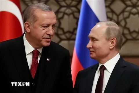 Tổng thống Thổ Nhĩ Kỳ Recep Tayyip Erdogan (trái) và Tổng thống Nga Vladimir Putin trong cuộc gặp tại Ankara ngày 4/4. (Nguồn: AFP/TTXVN)