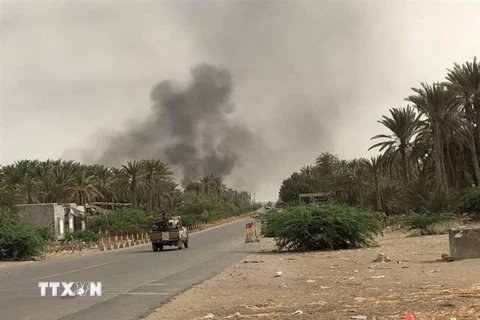 Khói bốc lên sau một cuộc không kích của liên quân do Saudi Arabia đứng đầu nhằm vào mục tiêu của lực lượng Houthi ở sân bay Hodeida ngày 19/6. (Nguồn: AFP/TTXVN)