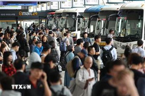 Ngươi dân tới các bến xe ở Seoul để trở về quê nhà đón Tết Trung Thu. (Nguồn: YONHAP/TTXVN)