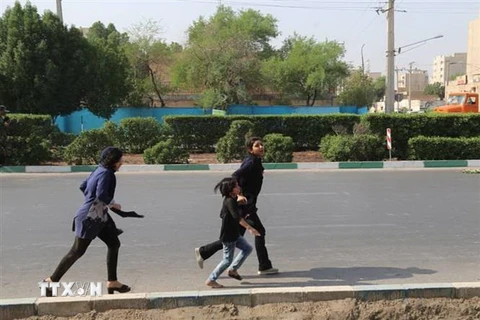 Người dân Iran hoảng loạn khi xảy ra vụ tấn công nhằm vào lễ diễu binh ở thành phố Ahvaz, ngày 22/9. (Nguồn: MNA/TTXVN)