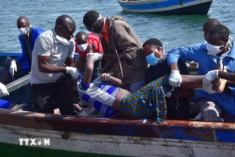 Lực lượng cứu hộ vớt thi thể các nạn nhân trong vụ lật phà MV Nyerere trên hồ Victoria, Tanzania, ngày 21/9. (Nguồn: THX/TTXVN)