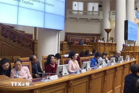 Phó Chủ tịch nước Đặng Thị Ngọc Thịnh (áo đỏ, thứ hai từ trái sang) tại Phiên họp toàn thể của Diễn đàn Phụ nữ Á-Âu lần thứ hai. (Ảnh: Hồng Quân/TTXVN)