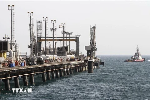 Giàn khoan dầu của Iran trên đảo Khark, ngoài khơi vùng Vịnh Persian. (Nguồn: AFP/TTXVN)