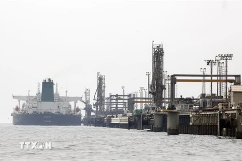 Tàu chở dầu của Iran cập cảng trên đảo Khark ở ngoài khơi vùng Vịnh Persian. (Nguồn: AFP/TTXVN)