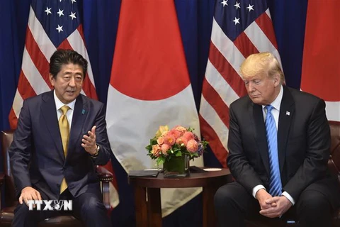 Tổng thống Mỹ Donald Trump (phải) và Thủ tướng Nhật Bản Shinzo Abe tại cuộc gặp bên lề Khóa họp 73 Đại hội đồng Liên hợp quốc ở New York, Mỹ ngày 26/9/2018. (Nguồn: AFP/TTXVN)