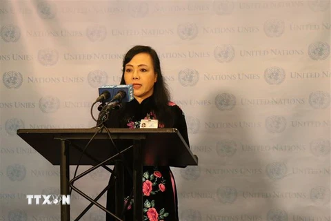 Bộ trưởng Y tế Nguyễn Thị Kim Tiến phát biểu trước báo giới sau phiên họp. (Ảnh: TTXVN)