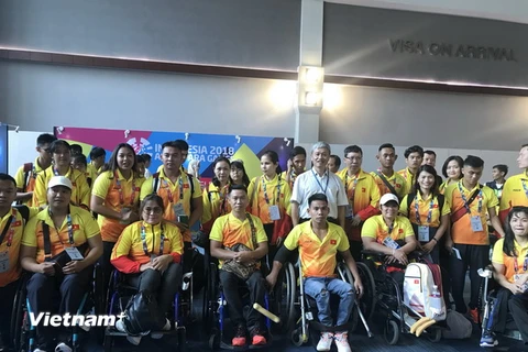 Đoàn thể thao người khuyết tật Việt Nam tại sân bay Soekarno Hatta. (Ảnh: Đỗ Quyên/Vietnam+)