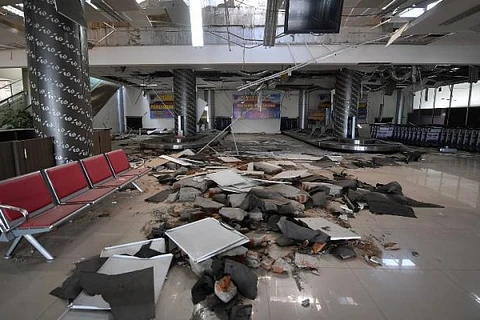 Cảnh đổ nát tại sân bay sau động đất. (Nguồn: AFP)