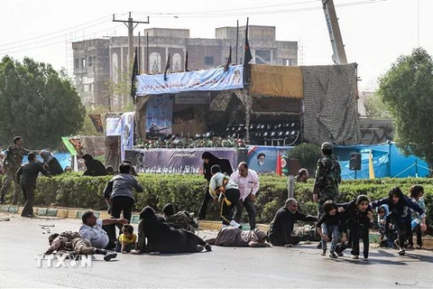 Hiện trường vụ tấn công khủng bố nhằm vào lễ diễu binh của Lực lượng Vệ binh Cách mạng Hồi giáo Iran ở Ahvaz, Iran ngày 22/9. (Nguồn: AFP/TTXVN)
