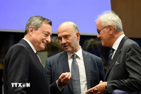 Chủ tịch Ngân hàng trung ương châu Âu Mario Draghi (trái) tham dự cuộc họp thường kỳ của Eurozone tại Luxembourg ngày 1/10. (Nguồn: AFP/TTXVN)