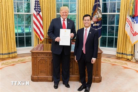 Trong ảnh: Đại sứ Hà Kim Ngọc trình Quốc thư lên Tổng thống Donald Trump - Ảnh: TTXVN phát 