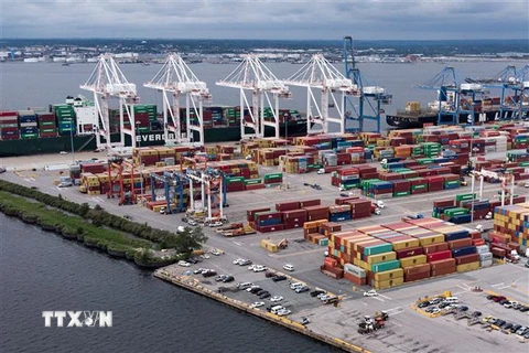 Hàng hóa được xếp tại cảng ở Baltimore, Maryland, Mỹ. (Nguồn: AFP/TTXVN) 