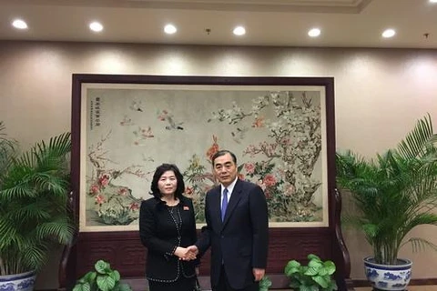 Thứ trưởng Ngoại giao Triều Tiên Choe Son-hui và người đồng cấp Trung Quốc Khổng Huyễn Hựu. (Nguồn: Yonhap)