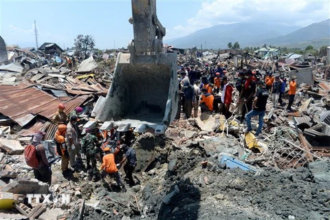 Lực lượng cứu hộ tìm kiếm nạn nhân trong vụ động đất và sóng thần tại Palu, Trung Sulawesi, Indonesia ngày 3/10. (Nguồn: THX/TTXVN)