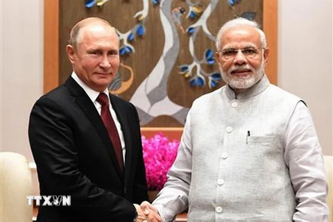 Thủ tướng Ấn Độ Narendra Modi (phải) và Tổng thống Nga Vladimir Putin (trái) tại cuộc gặp ở New Delhi ngày 4/10. (Nguồn: THX/TTXVN)