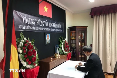 Đại sứ Việt Nam tại Chile Nguyễn Ngọc Sơn ghi sổ tang. (Ảnh: Phạm Hoài Nam/TTXVN)