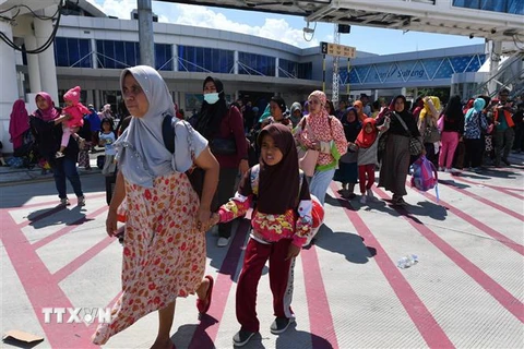 Người dân chờ để được sơ tán bằng máy bay quân sự tại sân bay Sis Al-Jufri ở thành phố Palu, Inodnesia sau thảm họa động đất và sóng thần ngày 30/9. (Nguồn: AFP/TTXVN)