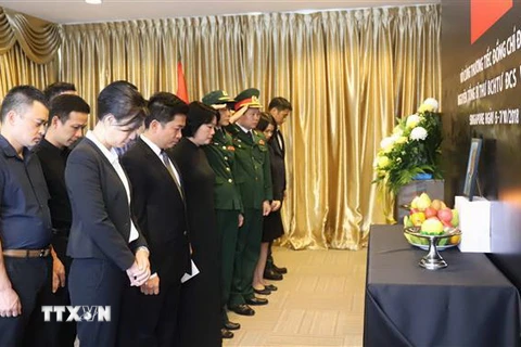 Cán bộ, nhân viên Đại sứ quán Việt Nam tại Singapore mặc niệm tưởng nhớ nguyên Tổng Bí thư Đỗ Mười. (Ảnh: Xuân Vịnh/TTXVN)