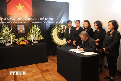 Đại sứ Việt Nam tại Mexico Nguyễn Hoài Dương ghi sổ tang. (Ảnh: Lưu Việt Hùng/TTXVN)