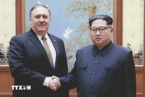 Ngoại trưởng Mỹ Mike Pompeo (trái) và nhà lãnh đạo Kim Jong-un tại cuộc gặp ở Bình Nhưỡng ngày 26/4. (Nguồn: AFP/TTXVN)