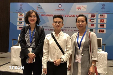 Các đại diện Việt Nam tại Hội chợ. (Ảnh: Huy Bình/TTXVN)