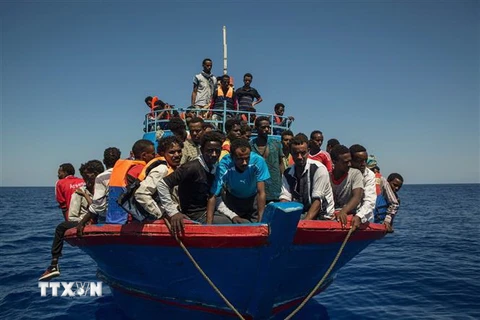 Tàu cứu hộ chở người di cư được cứu trên Địa Trung Hải ngày 12/6. (Nguồn: EPA/TTXVN)
