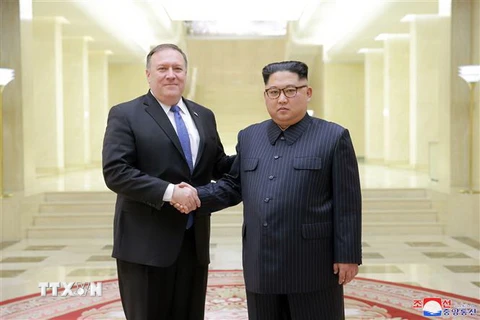 Ngoại trưởng Mỹ Mike Pompeo (trái) và nhà lãnh đạo Triều Tiên Kim Jong-un tại cuộc gặp ở Bình Nhưỡng ngày 9/5. (Nguồn: Yonhap/TTXVN) 