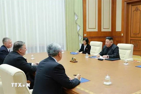 Ngoại trưởng Mỹ Mike Pompeo (thứ 2, trái) hội kiến Nhà lãnh đạo Triều Tiên Kim Jong-un (thứ 1, phải) tại Bình Nhưỡng ngày 7/10. (Nguồn: YONHAP/TTXVN)