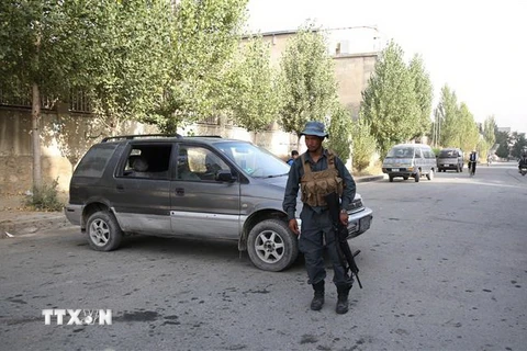 Lực lượng an ninh gác tại hiện trường một vụ tấn công tại thủ đô Kabul, Afghanistan ngày 6/9. (Nguồn: THX/TTXVN)