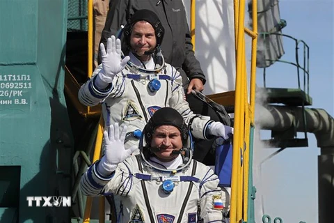 Hai phi hành gia là Nick Hague và Aleksey Ovchinin trước chuyến bay tại sân bay vũ trụ Baikonur ở Kazakhstan ngày 11/10. (Nguồn: AFP/TTXVN)