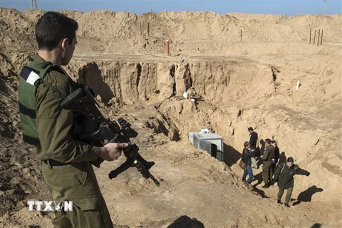 Binh sỹ Israel gác bên ngoài lối vào đường hầm nối Palestine với Israel tại khu vực Kissufim bên phía Israel ngày 18/1. (Nguồn: AFP/TTXVN)