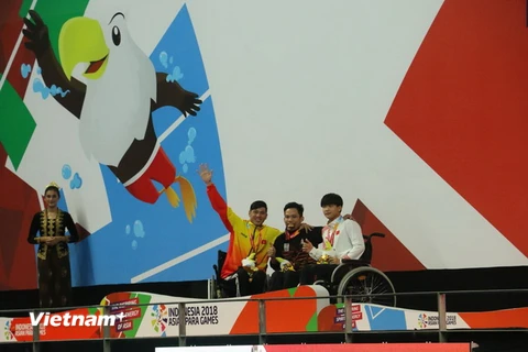 Võ Thanh Tùng nhận huy chương bạc ở nội dung bơi 50m tự do hạng S5. (Ảnh: Hải Ngọc/Vietnam+)