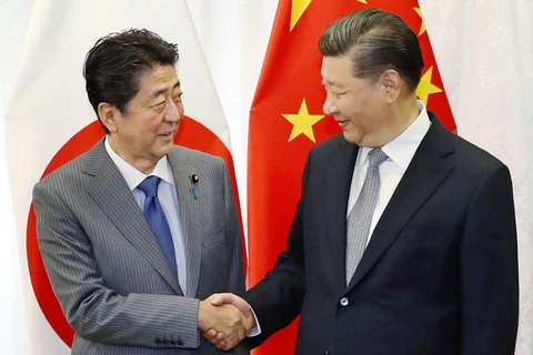 Chủ tịch Trung Quốc Tập Cận Bình (phải) và Thủ tướng Nhật Bản Shinzo Abe. (Nguồn: Kyodo)