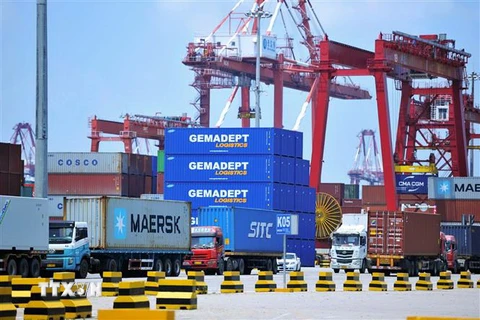 Hàng hóa được xếp tại cảng ở Thanh Đảo, tỉnh Sơn Đông, Trung Quốc ngày 6/7. (Nguồn: AFP/ TTXVN)