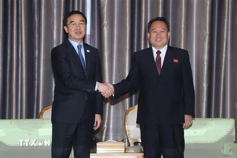 Bộ trưởng Thống nhất Cho Myoung-gyon (trái) và Chủ tịch Ủy ban Tái thống nhất hòa bình Triều Tiên Ri Son-gwon tại cuộc gặp ở Bình Nhưỡng ngày 4/10. (Nguồn: Yonhap/TTXVN)